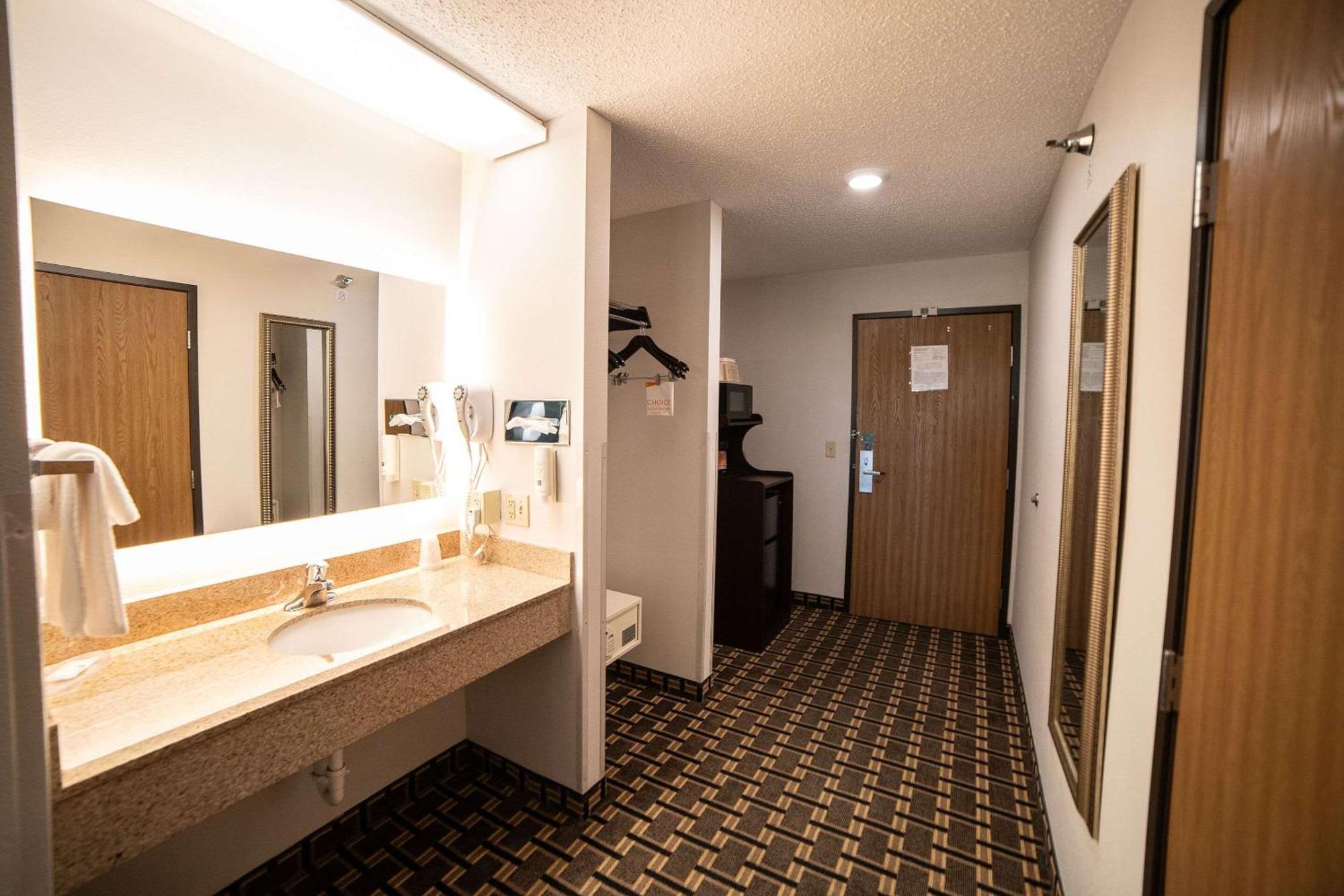Quality Inn & Suites Watertown Near Prairie Lakes Ice Arena Exteriér fotografie
